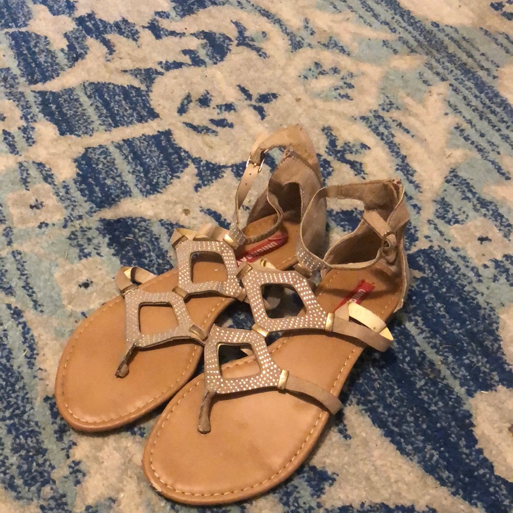 Gladiator sandals size 8. Lt ware on left/front edge.Sparkly!